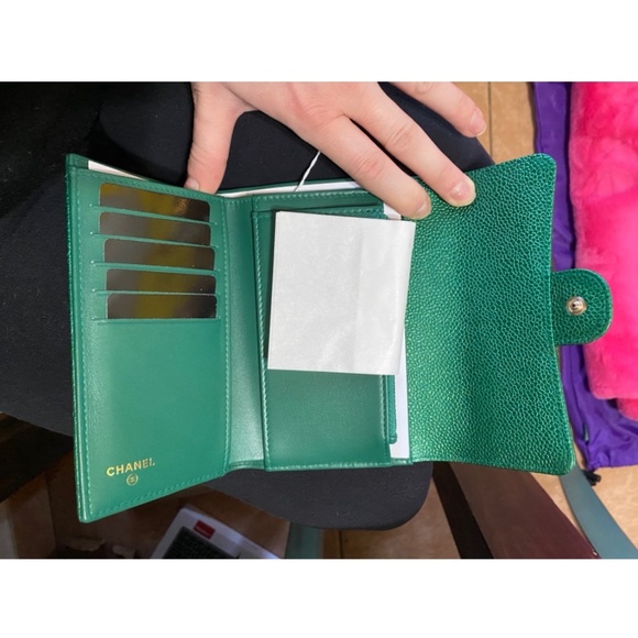 RARE Stunning Chanel 18s Caviar green large wallet - Picture 2 of 9